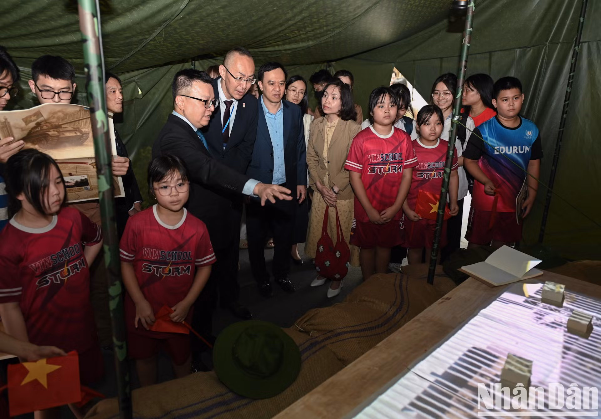 El compañero Le Quoc Minh presenta al visitante la tecnología de mapeo tridimensional en la exposición interactiva.