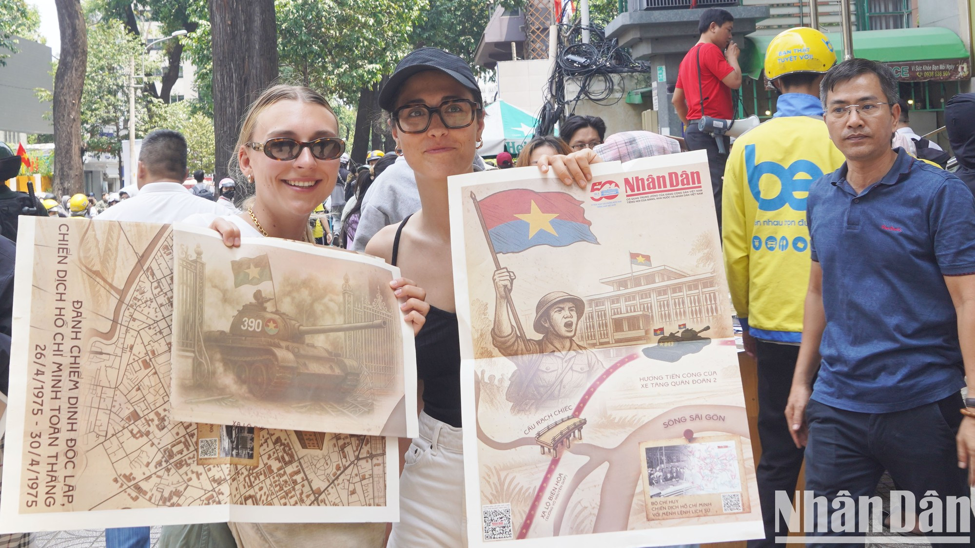Turistas extranjeras fascinadas al recibir el suplemento.