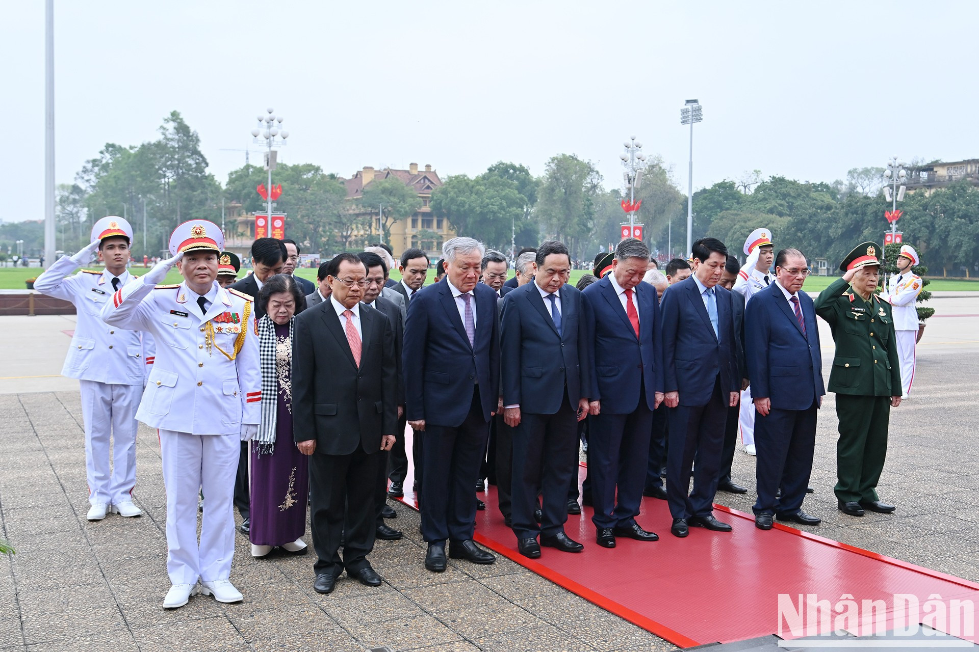 Dirigentes y exdirigentes del Partido y del Estado rinden homenaje al Presidente Ho Chi Minh. Dirigentes y exdirigentes del Partido y del Estado rinden homenaje al Presidente Ho Chi Minh.