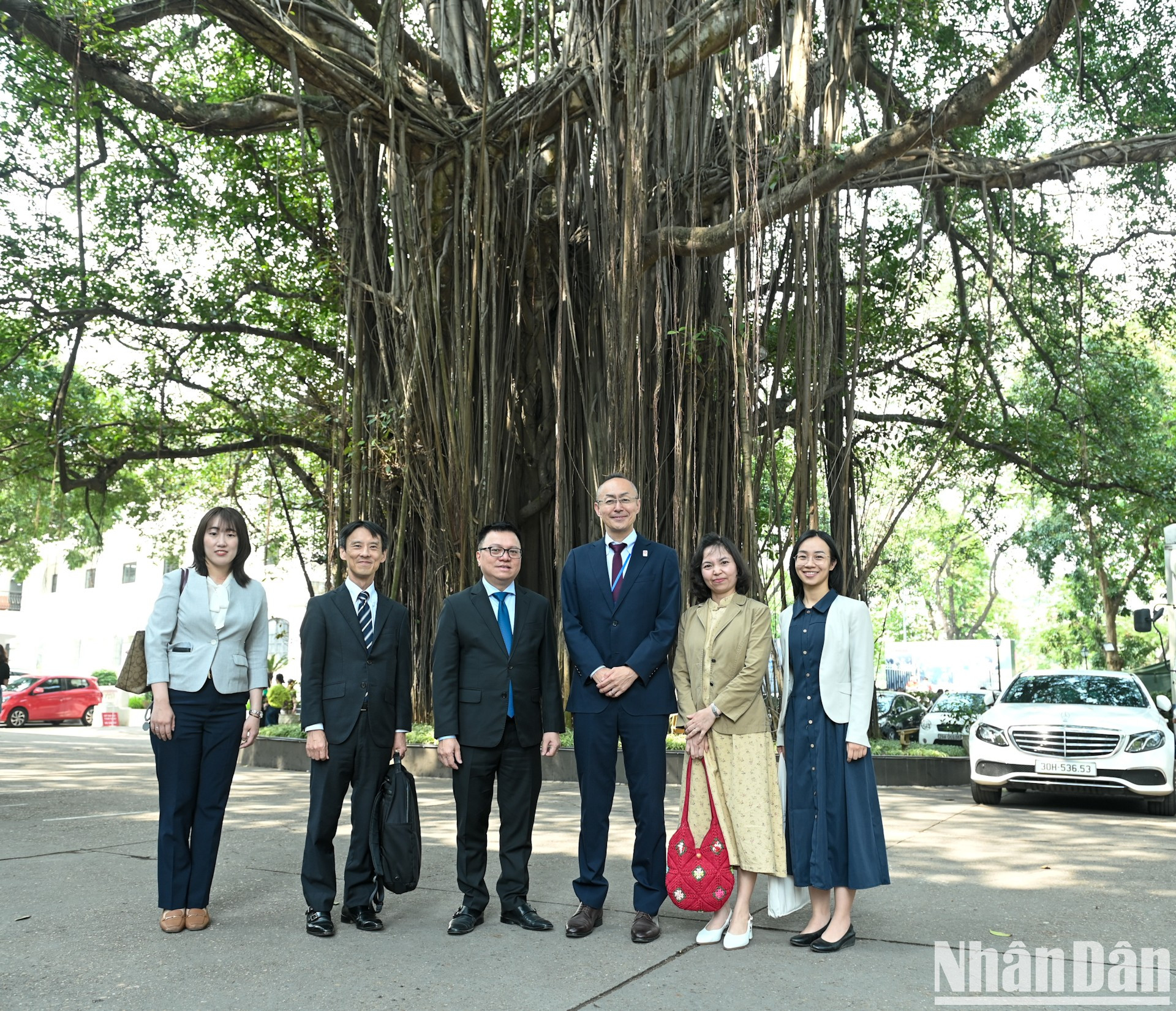 Los delegados posan al frente del icónico baniano en el recinto de la agencia. Los delegados posan al frente del icónico baniano en el recinto de la agencia.