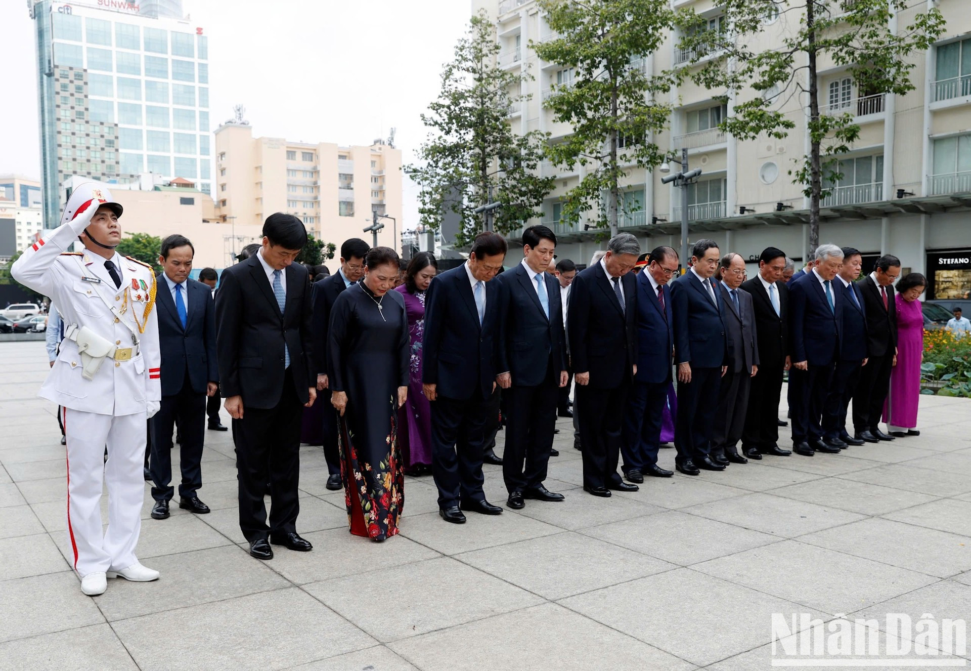 Los delegados se inclinan en homenaje al líder de la nación. Los delegados se inclinan en homenaje al líder de la nación.
