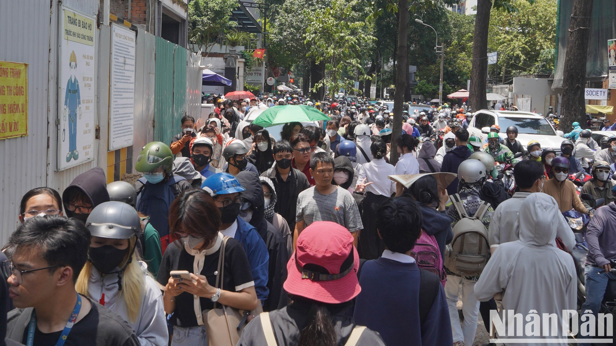 Gente haciendo cola pese al sol.