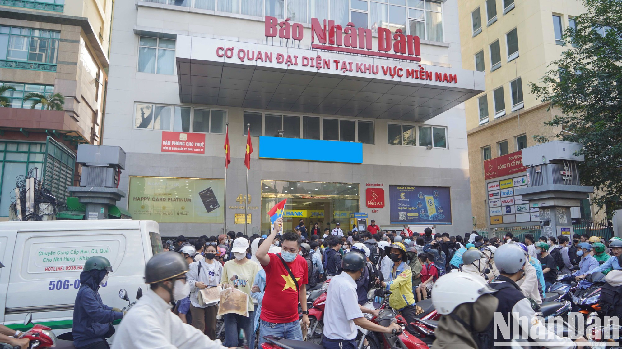 Muchos ciudadanos acuden temprano a la sede de Nhan Dan en el Sur.