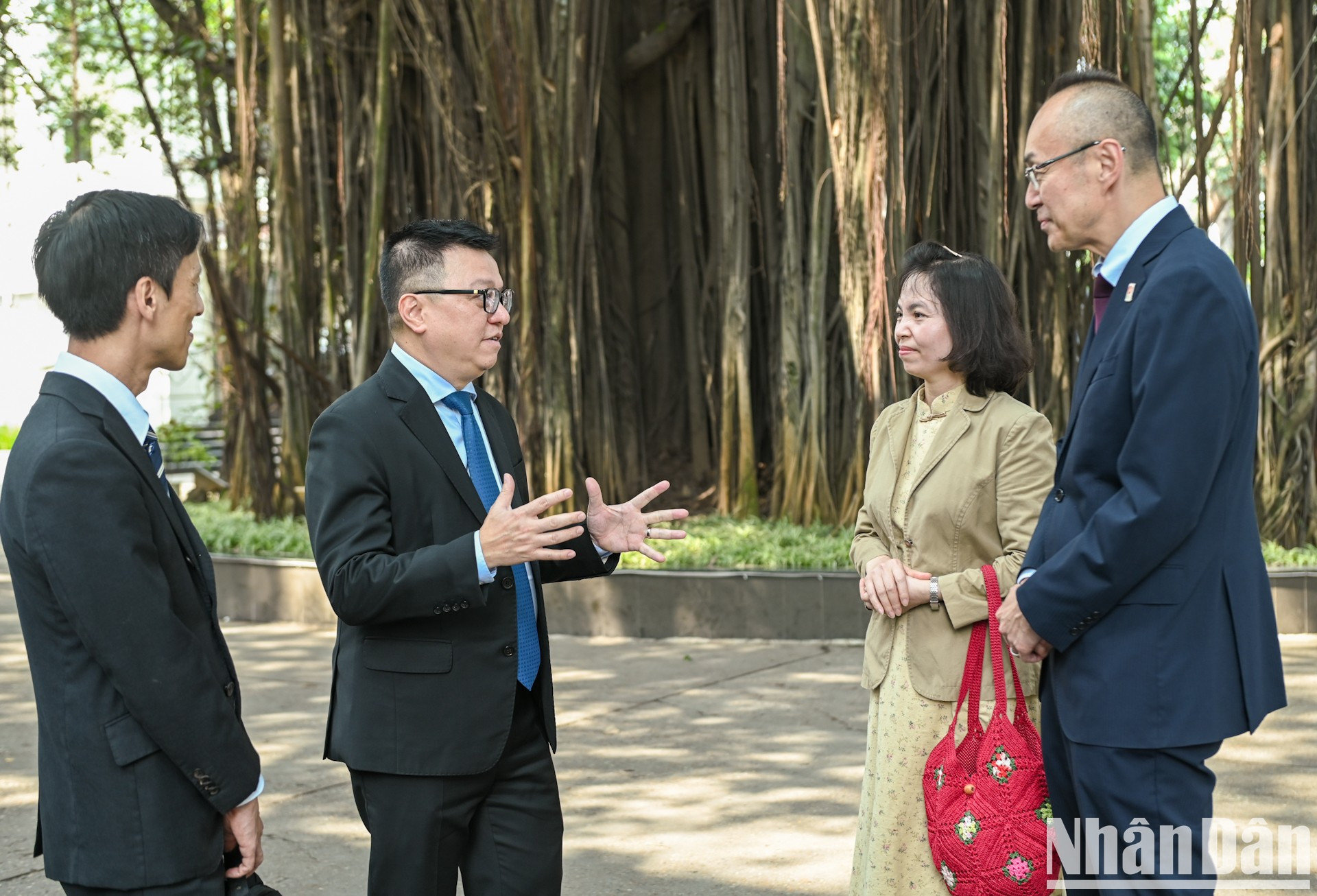 Los dos funcionarios se charlan en el recinto de la sede de Nhan Dan. Los dos funcionarios se charlan en el recinto de la sede de Nhan Dan.