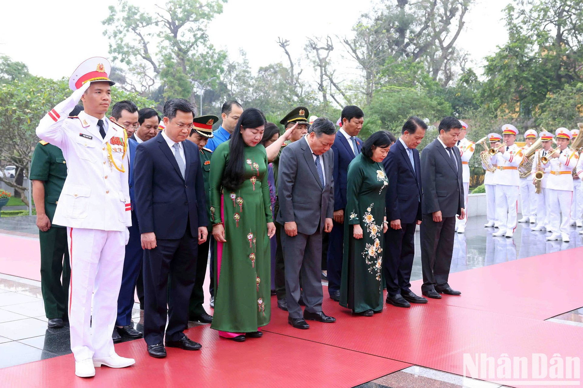 La delegación del Comité del Partido en Hanói, el Consejo Popular municipal, el Comité Popular municipal y la filial capitalina del Frente de la Patria, en la ceremonia. La delegación del Comité del Partido en Hanói, el Consejo Popular municipal, el Comité Popular municipal y la filial capitalina del Frente de la Patria, en la ceremonia.