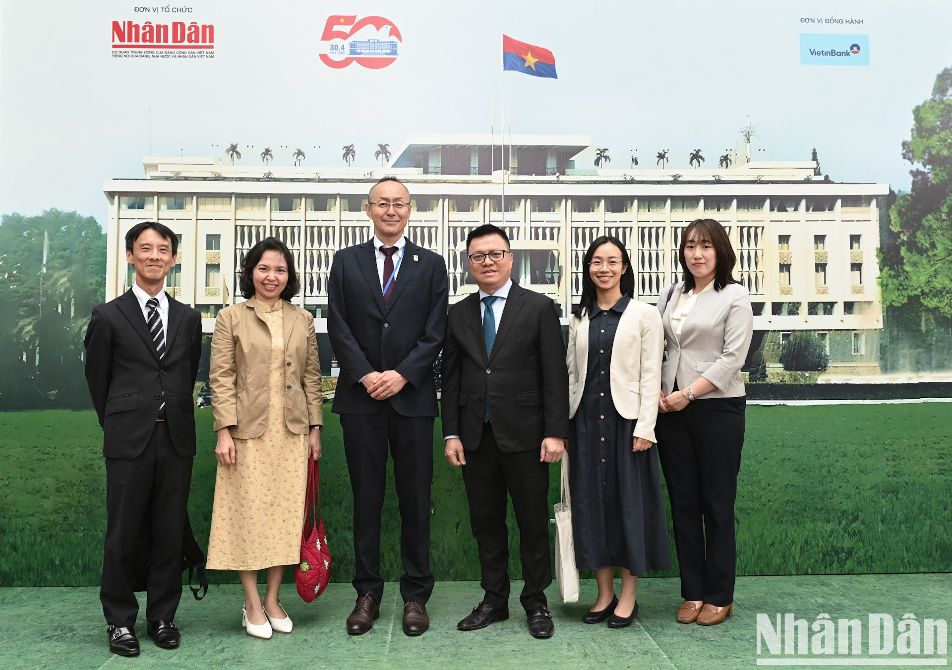 Los delegados se toman fotos en la zona expositiva indicada. Los delegados se toman fotos en la zona expositiva indicada.