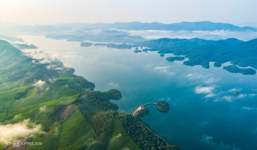 El lago Ke Go constituye una obra artificial famosa diseñada por un arquitecto francés con casi 30 kilómetros de largo y una capacidad de más de 300 millones de metros cúbicos de agua en la comuna de Cam My del distrito de Cam Xuyen. El lago Ke Go constituye una obra artificial famosa diseñada por un arquitecto francés con casi 30 kilómetros de largo y una capacidad de más de 300 millones de metros cúbicos de agua en la comuna de Cam My del distrito de Cam Xuyen.