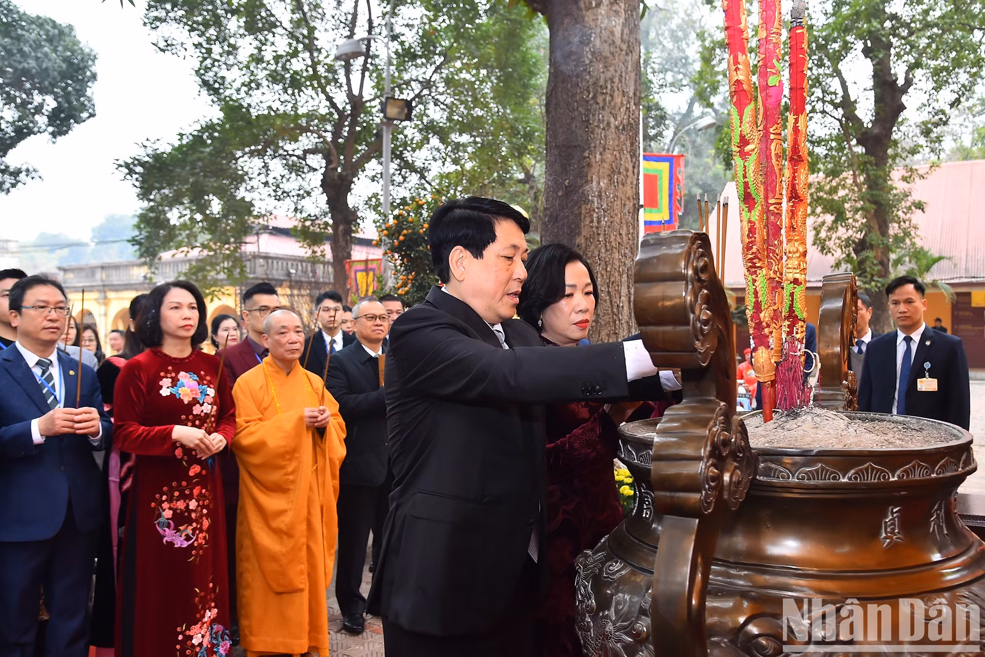 El presidente Luong Cuong y su cónyuge colocan inciensos en el Palacio de Kinh Thien.