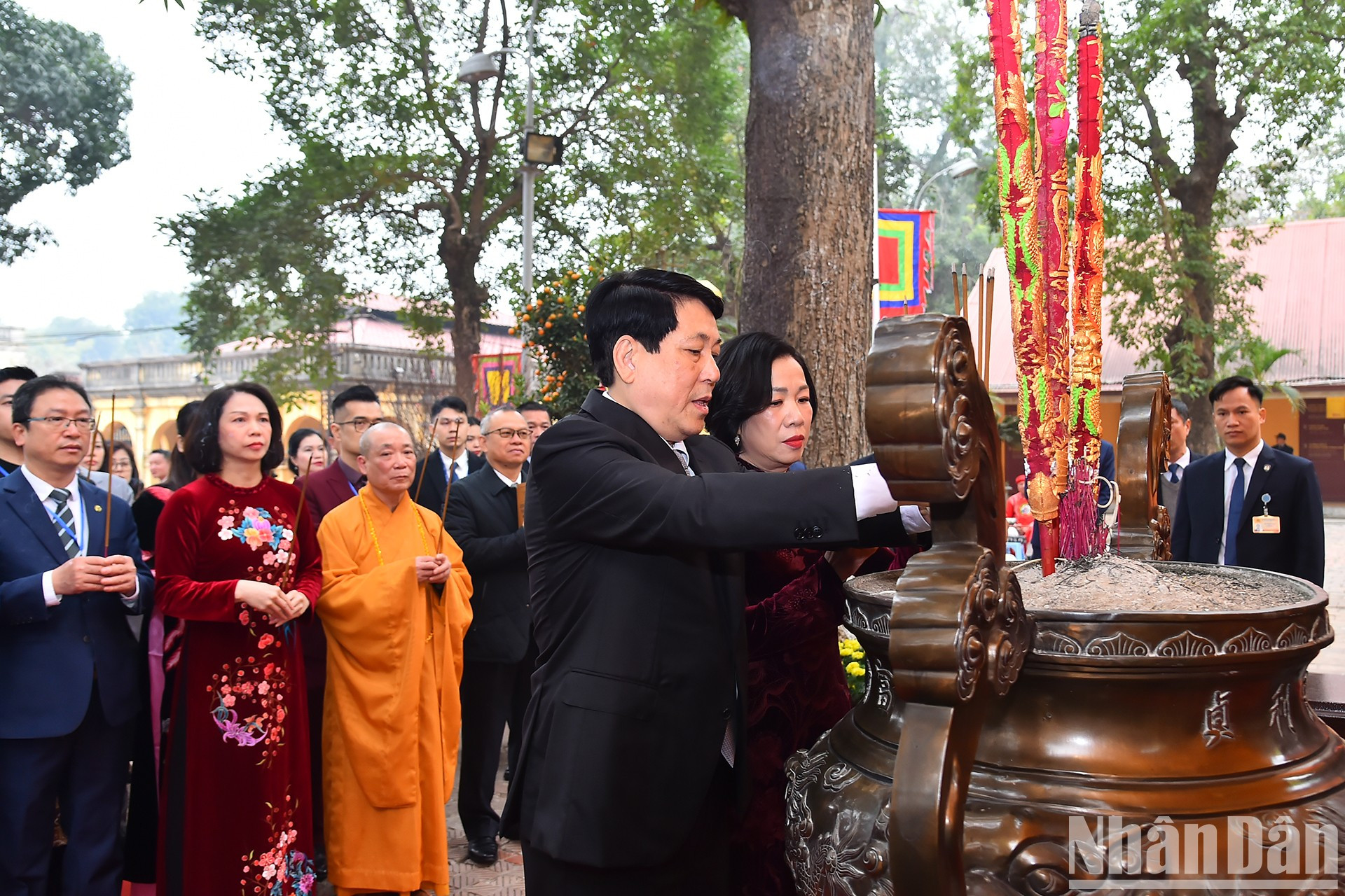 El presidente Luong Cuong y su cónyuge colocan inciensos en el Palacio de Kinh Thien. El presidente Luong Cuong y su cónyuge colocan inciensos en el Palacio de Kinh Thien.