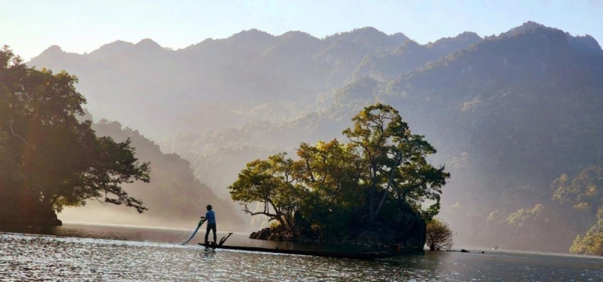 Serenidad matutina en Ba Be. Los lugareños aún practican la pesca manual, traspasada de generación en generación. Serenidad matutina en Ba Be. Los lugareños aún practican la pesca manual, traspasada de generación en generación.