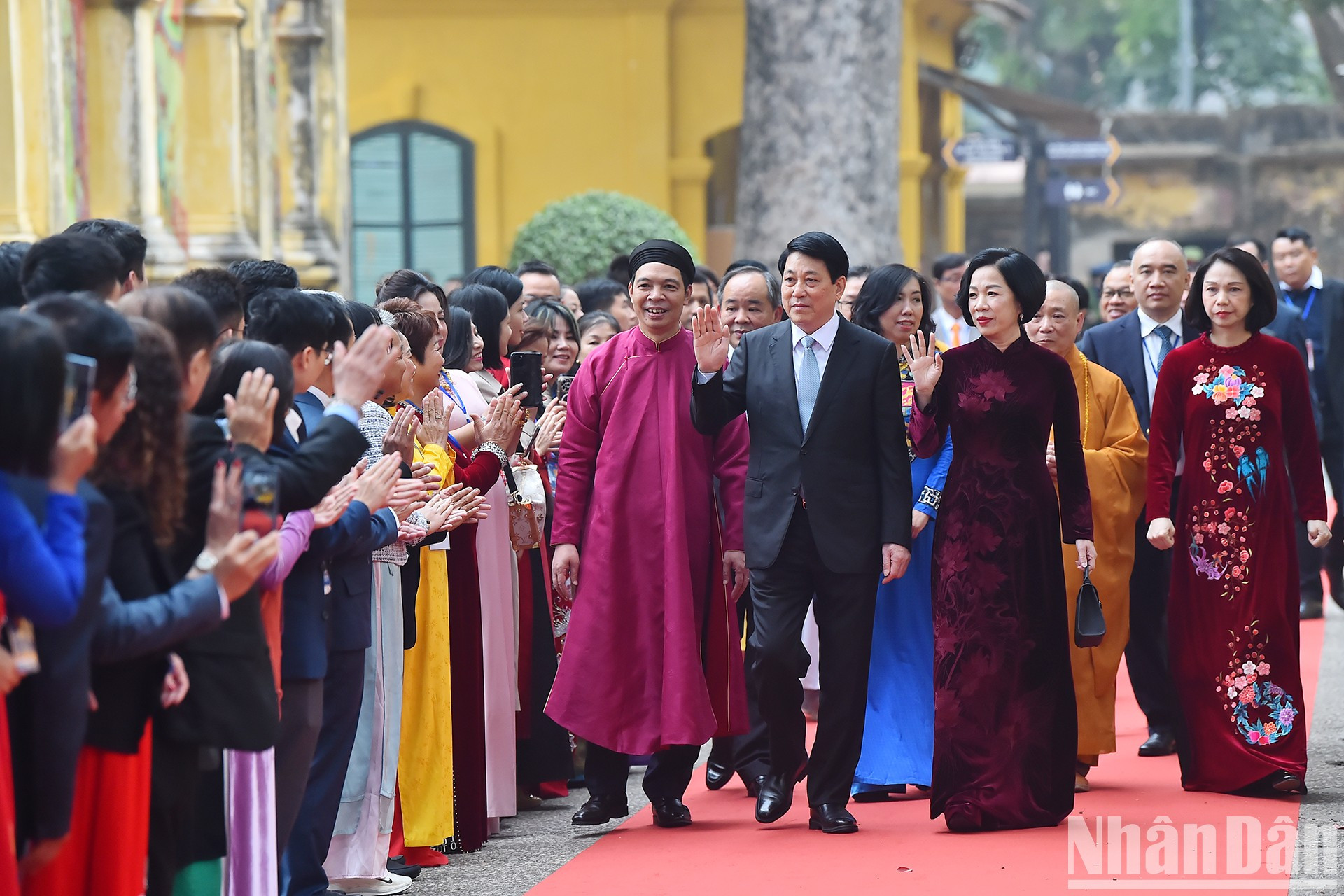El presidente Luong Cuong, su cónyuge y delegados de la comunidad vietnamita en el extranjero llegan al Palacio de Kinh Thien. El presidente Luong Cuong, su cónyuge y delegados de la comunidad vietnamita en el extranjero llegan al Palacio de Kinh Thien.