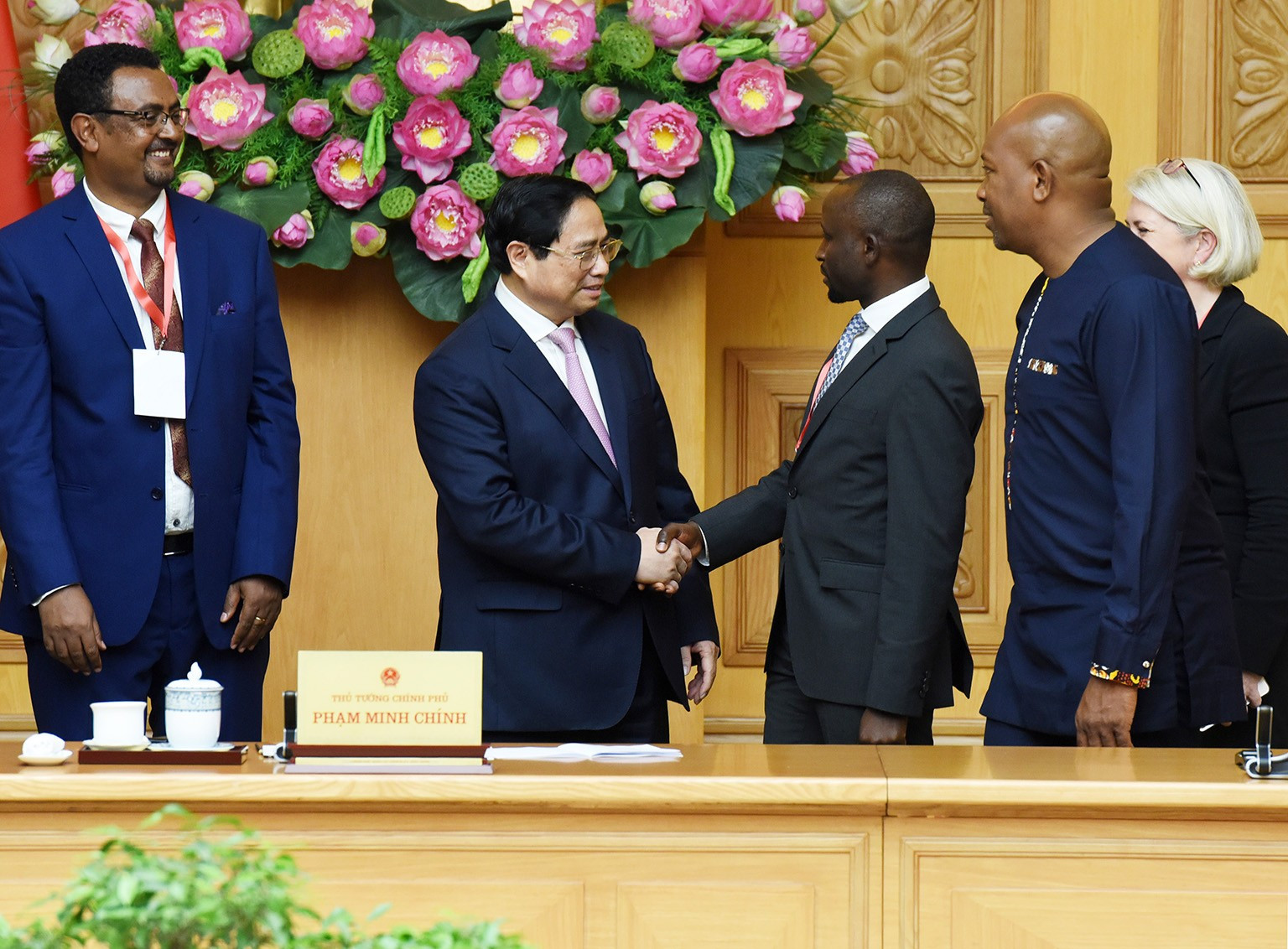 El premier vietnamita se despide de los visitantes. El premier vietnamita se despide de los visitantes.