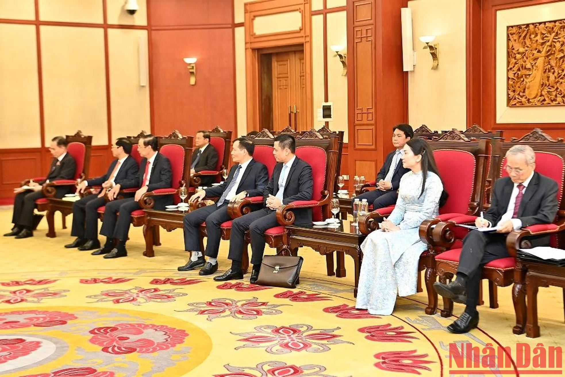 Representantes anfitriones.