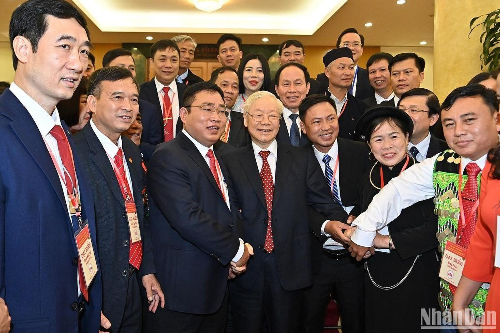 Phu Trong posa junto con los participantes. Phu Trong posa junto con los participantes.