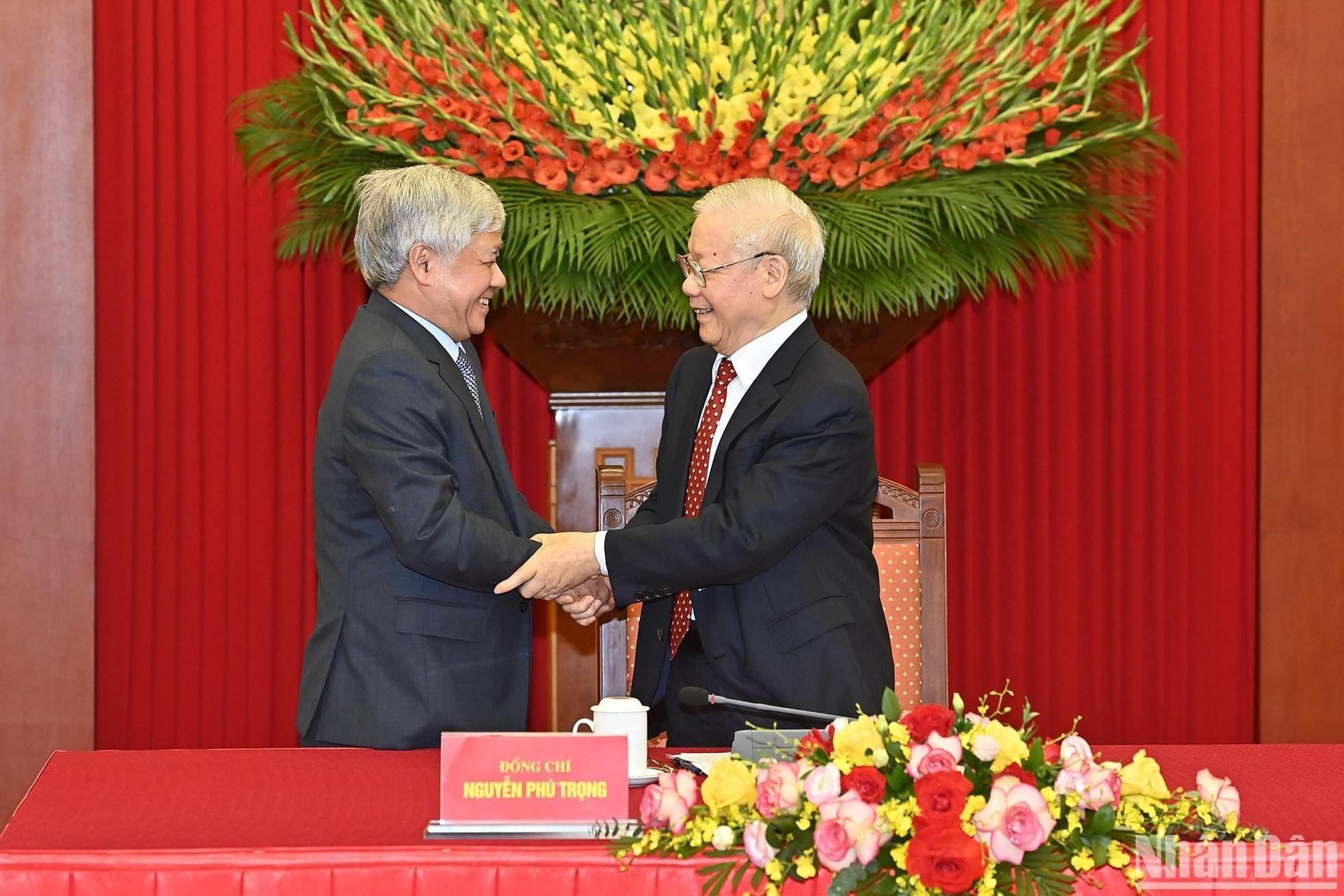 Do Van Chien, miembro del Secretariado del Comité Central del Partido y presidente del Frente de la Patria de Vietnam, entrega flores y da las gracias a Phu Trong. Do Van Chien, miembro del Secretariado del Comité Central del Partido y presidente del Frente de la Patria de Vietnam, entrega flores y da las gracias a Phu Trong.