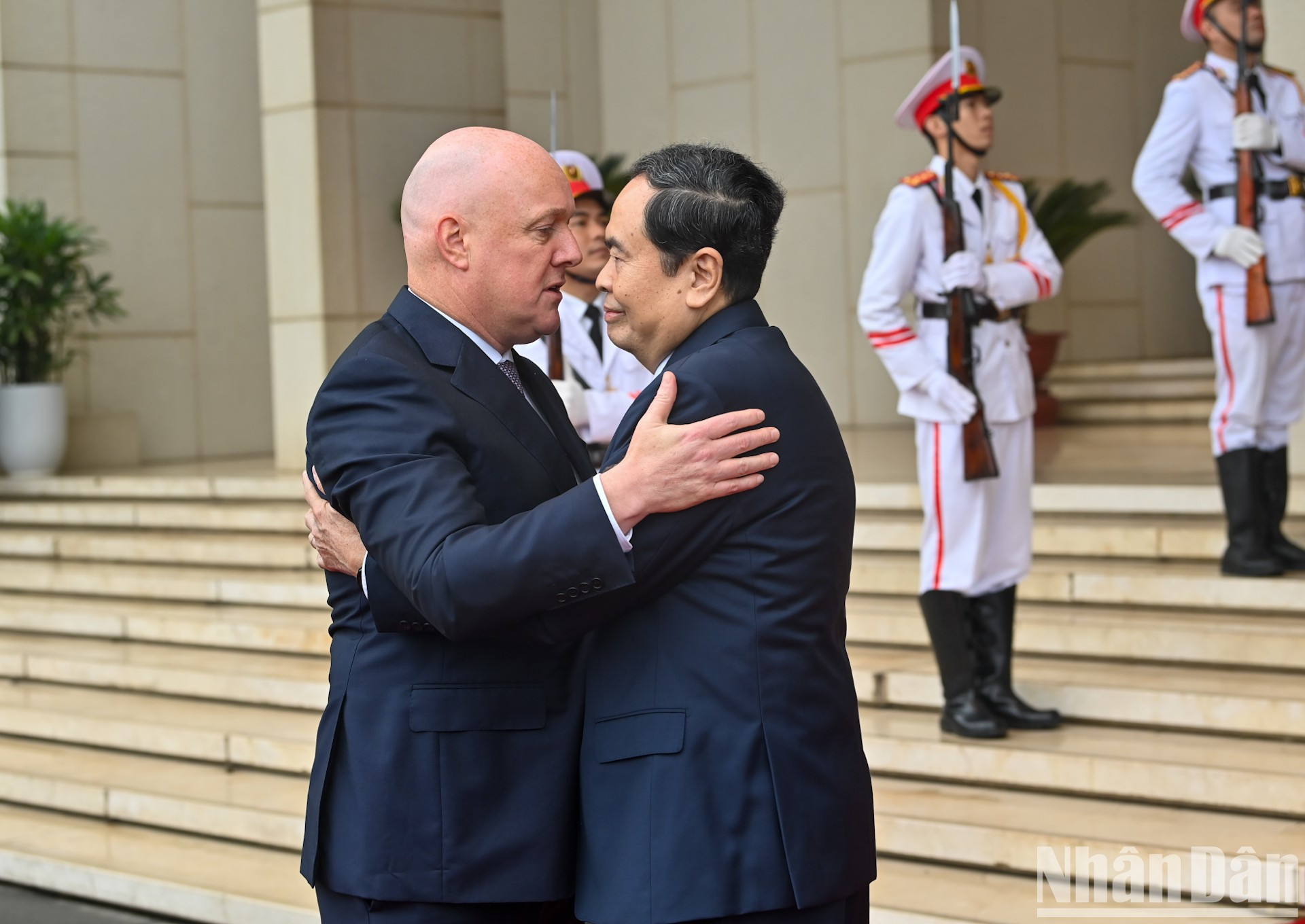 El líder parlamentario de Vietnam se despide del visitante. El líder parlamentario de Vietnam se despide del visitante.