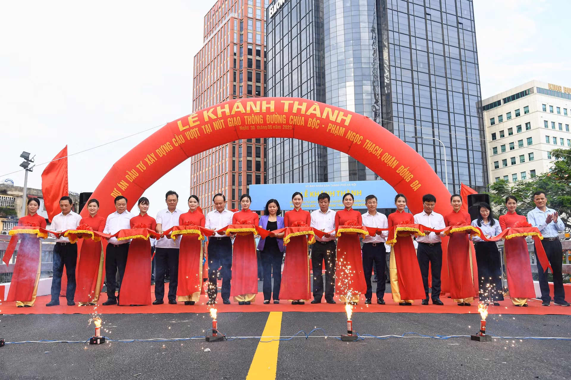 En el corte de la cinta inaugural, el vicepresidente del Comité Popular municipal Duong Duc Tuan resaltó al paso elevado como una de las obras clave de tráfico de Hanói en el lapso 2016-2020.