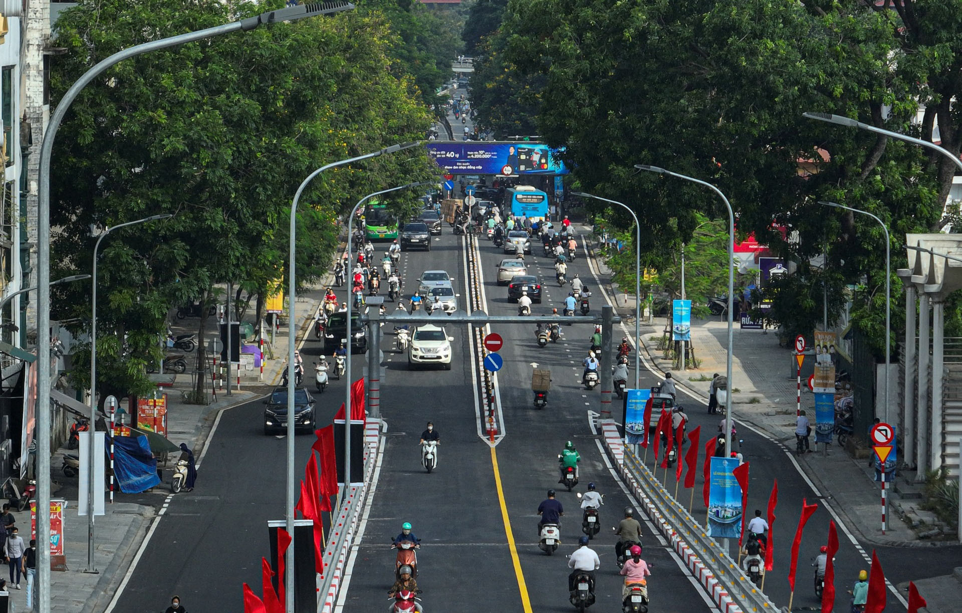 Según una vecina, la entrada en servicio del viaducto mitiga el atasco de tráfico y garantiza los negocios y las actividades diarias de los residentes.