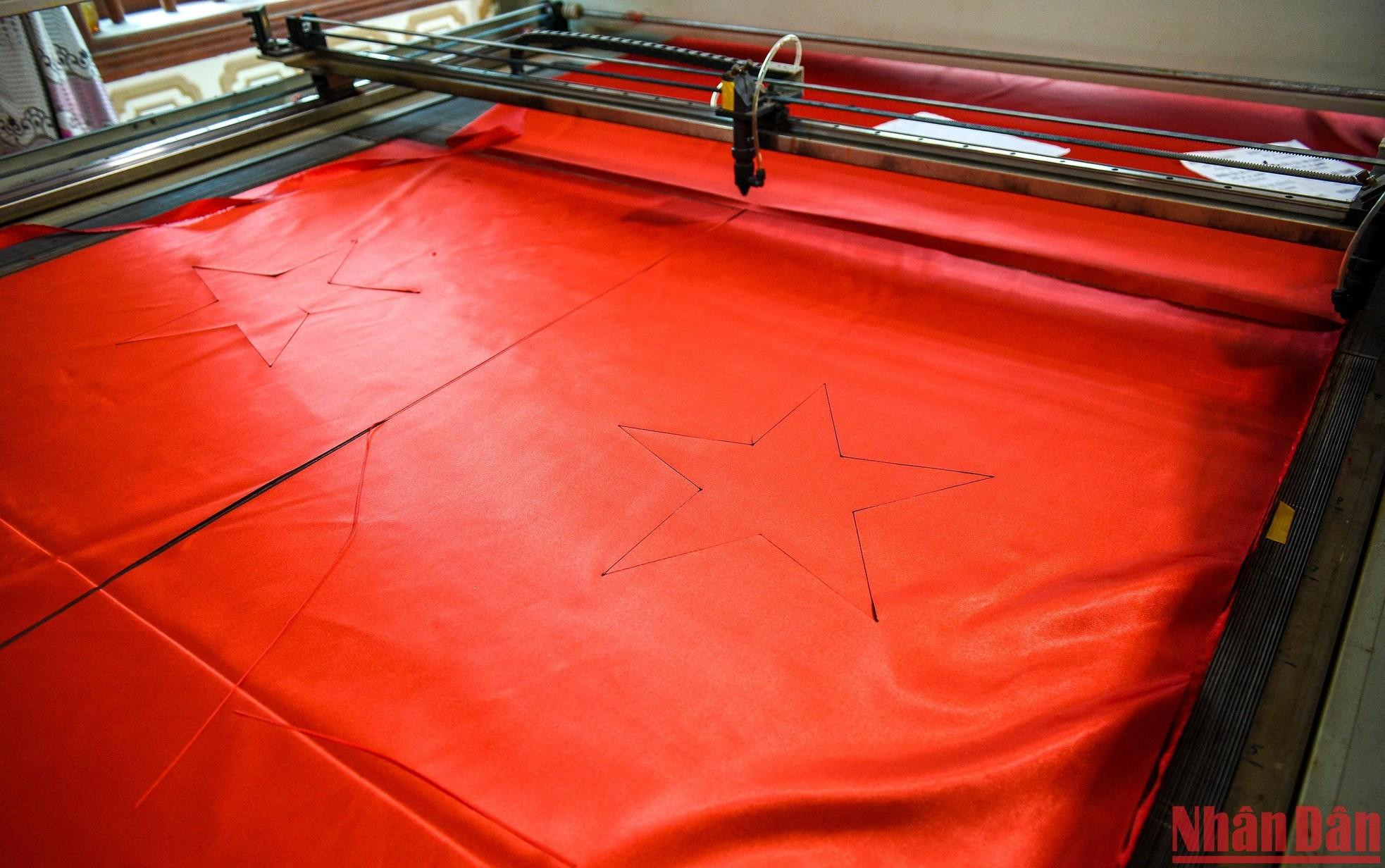 Actualmente, los hogares de producción a gran escala en Tu Van están equipados con máquinas modernas, por lo que el corte de tela tiene alta precisión y velocidad y cada detalle se ve más nítido.