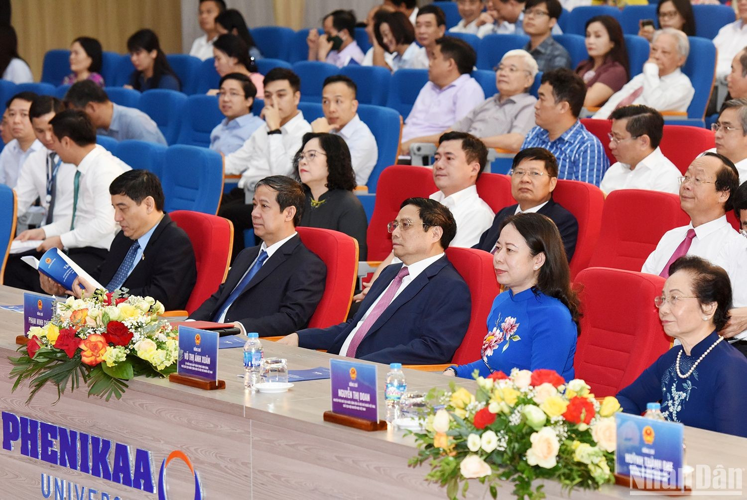 El primer ministro Pham Minh Chinh y delegados al acto.