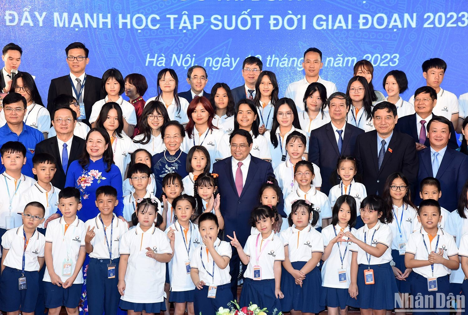 El premier y alumnos participantes en la ceremonia.