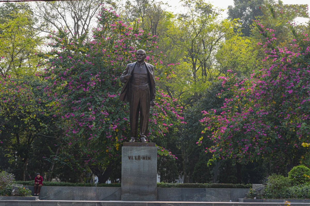 Zona alrededor de la Estatua de Lenin, en la calle de Dien Bien Phu. Zona alrededor de la Estatua de Lenin, en la calle de Dien Bien Phu.