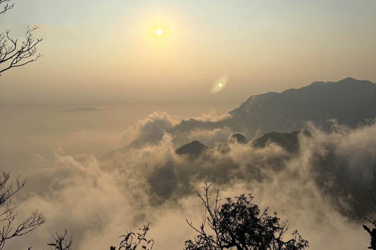 La cima de Pu Ta Leng se eleva a tres mil 49 metros sobre el nivel del mar, en la comuna de Ho Thau, del distrito de Tam Duong, a unos 20 kilómetros de la ciudad de Lai Chau, cabecera de la provincia. Es considerada el segundo techo de Indochina, tras el Fansipan.