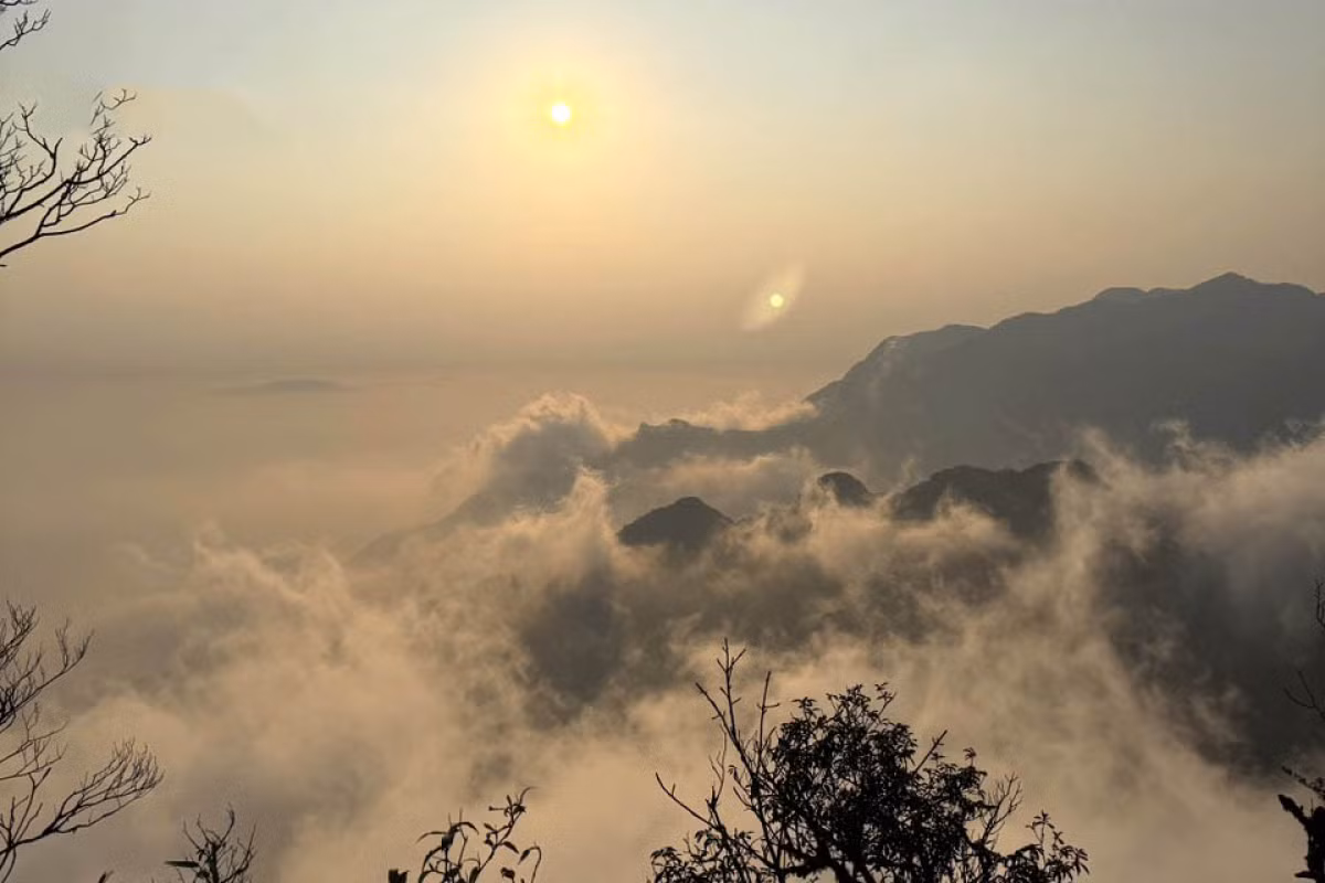 La cima de Pu Ta Leng se eleva a tres mil 49 metros sobre el nivel del mar, en la comuna de Ho Thau, del distrito de Tam Duong, a unos 20 kilómetros de la ciudad de Lai Chau, cabecera de la provincia. Es considerada el segundo techo de Indochina, tras el Fansipan.