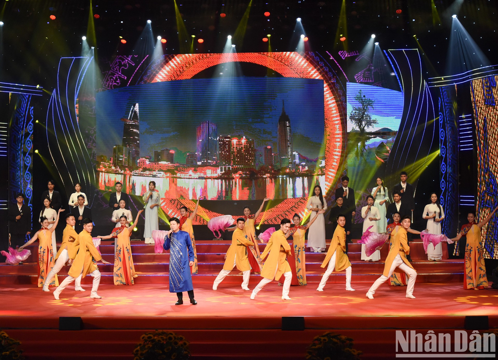 Una actuación artística inaugural de la conferencia. Una actuación artística inaugural de la conferencia.