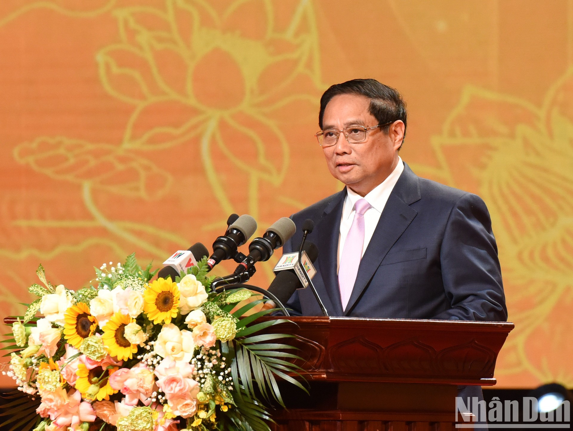 El premier Pham Minh Chinh, también presidente del Consejo Central de Emulación y Recompensas, interviene en la reunión. El premier Pham Minh Chinh, también presidente del Consejo Central de Emulación y Recompensas, interviene en la reunión.