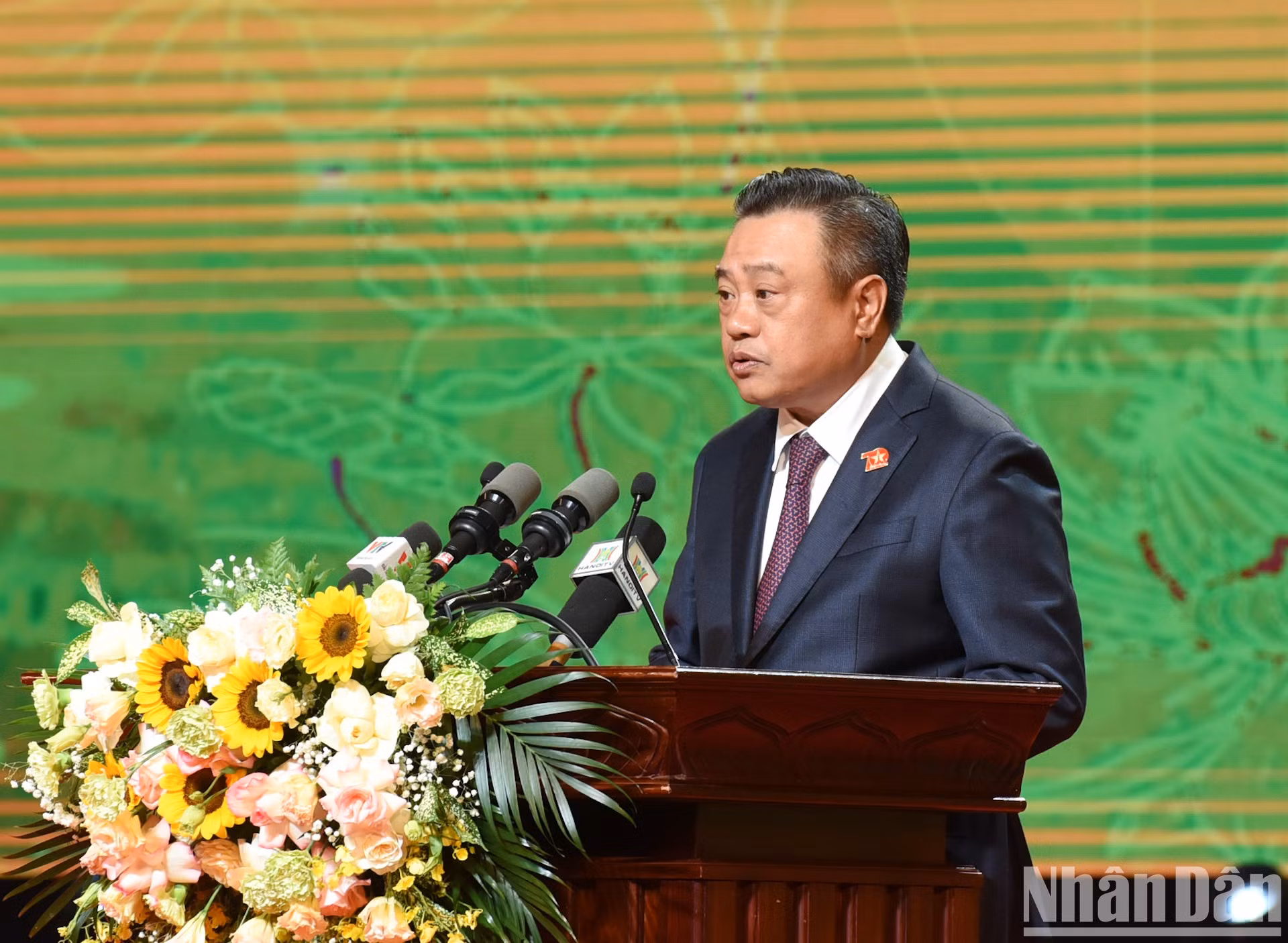 El presidente del Comité Popular de Hanói y titular del Consejo municipal de Emulación y Recompensas, Tran Sy Thanh, inaugura el evento y lanza el movimiento de emulación para 2025.