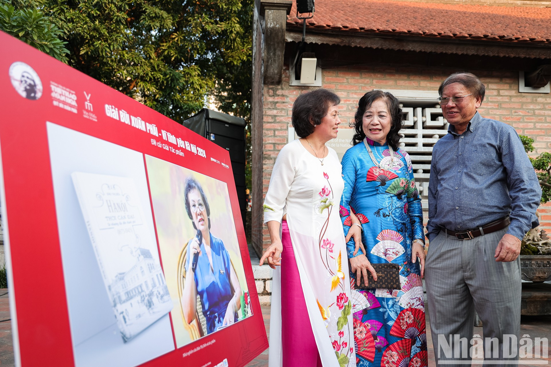 El galardón fue establecido en 2008 por el periódico "The thao va Van hoa" (Deporte y Cultura), adscrito a la Agencia Vietnamita de Noticias, y por la familia del pintor Bui Xuan Phai (1920-1988). Está destinado a autores, obras, ideas y trabajos de alto valor científico y artístico, y está impregnado del amor hacia Hanói. El galardón fue establecido en 2008 por el periódico "The thao va Van hoa" (Deporte y Cultura), adscrito a la Agencia Vietnamita de Noticias, y por la familia del pintor Bui Xuan Phai (1920-1988). Está destinado a autores, obras, ideas y trabajos de alto valor científico y artístico, y está impregnado del amor hacia Hanói.