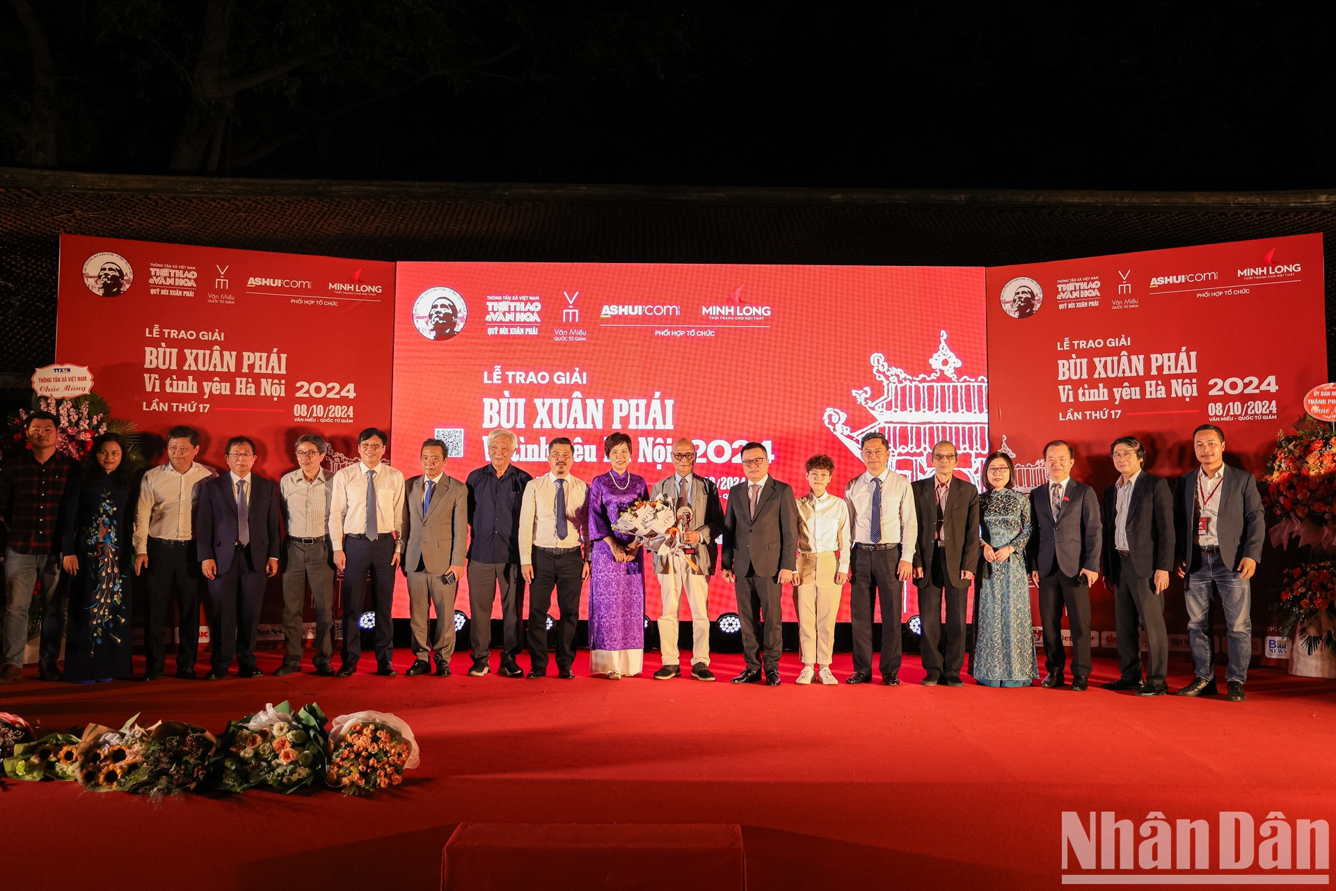 Los delegados posan para fotos. Los delegados posan para fotos.