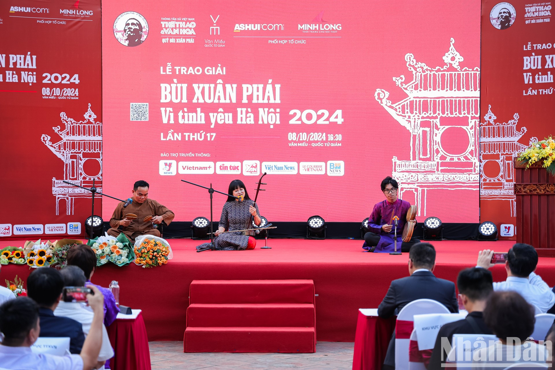 El premio de este año se entrega en la misma ocasión del 70 aniversario de la Liberación de Hanói, por lo tanto, se añaden a la ceremonia exposiciones de las obras laureadas y actuaciones artísticas. El premio de este año se entrega en la misma ocasión del 70 aniversario de la Liberación de Hanói, por lo tanto, se añaden a la ceremonia exposiciones de las obras laureadas y actuaciones artísticas.