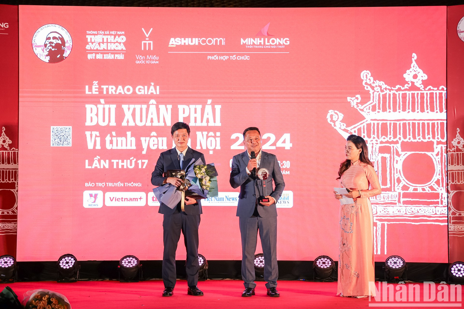 Entrega del premio en la categoría “La Mejor Acción” Entrega del premio en la categoría “La Mejor Acción”