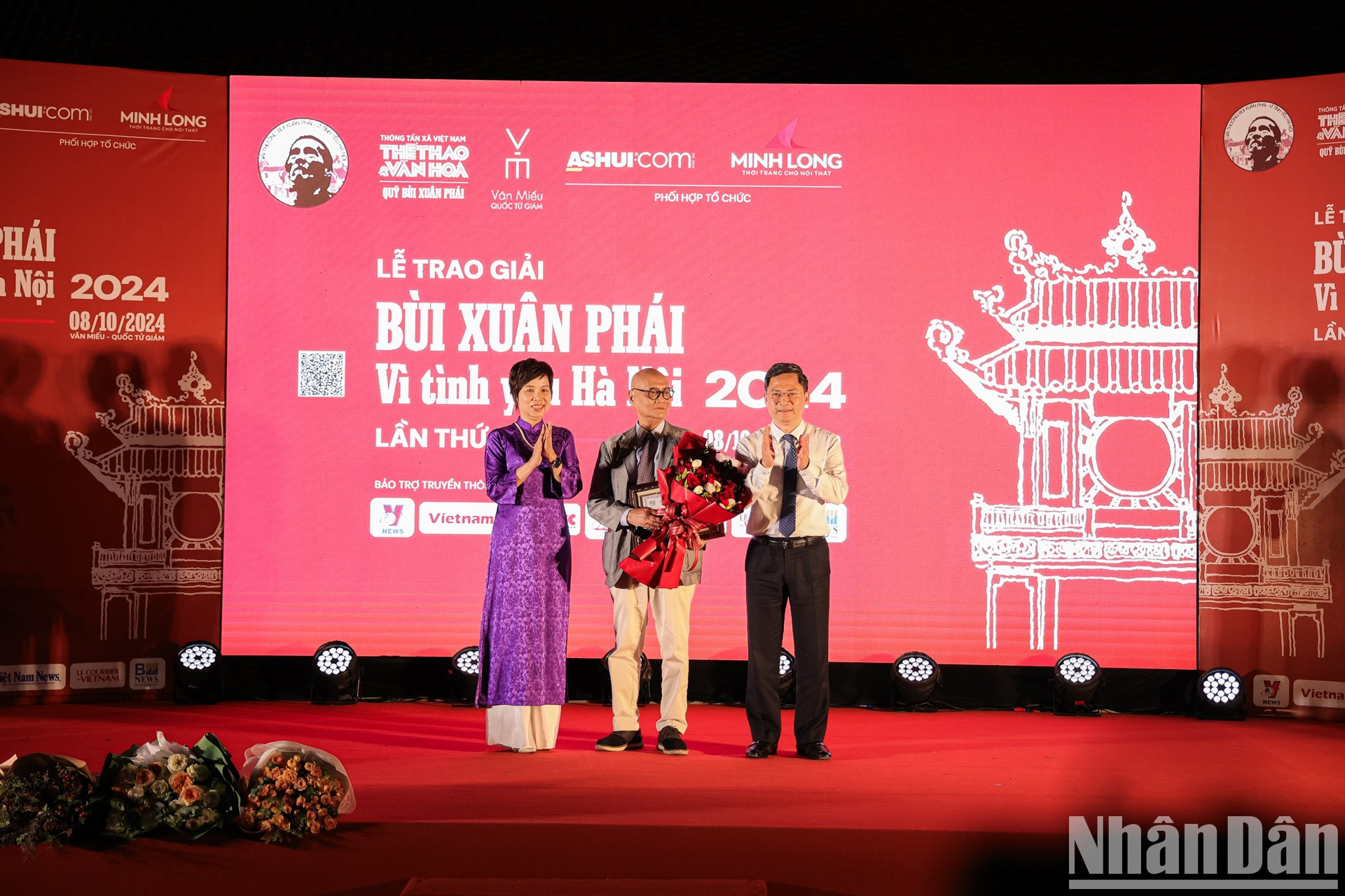 El Gran Premio, el más importante, se concedió al profesor y doctor Hoang Dao Kinh, arquitecto que ha hecho grandes aportaciones a la arquitectura de Hanoi. El Gran Premio, el más importante, se concedió al profesor y doctor Hoang Dao Kinh, arquitecto que ha hecho grandes aportaciones a la arquitectura de Hanoi.