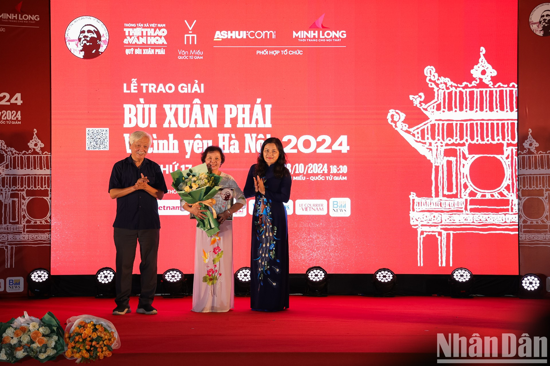 Entrega del premio en la categoría “La Mejor Obra”. Entrega del premio en la categoría “La Mejor Obra”.