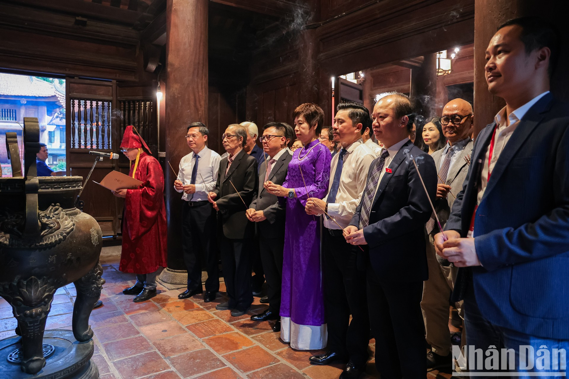 Los delegados colocan inciensos en el templo antes de empezar la ceremonia. Los delegados colocan inciensos en el templo antes de empezar la ceremonia.