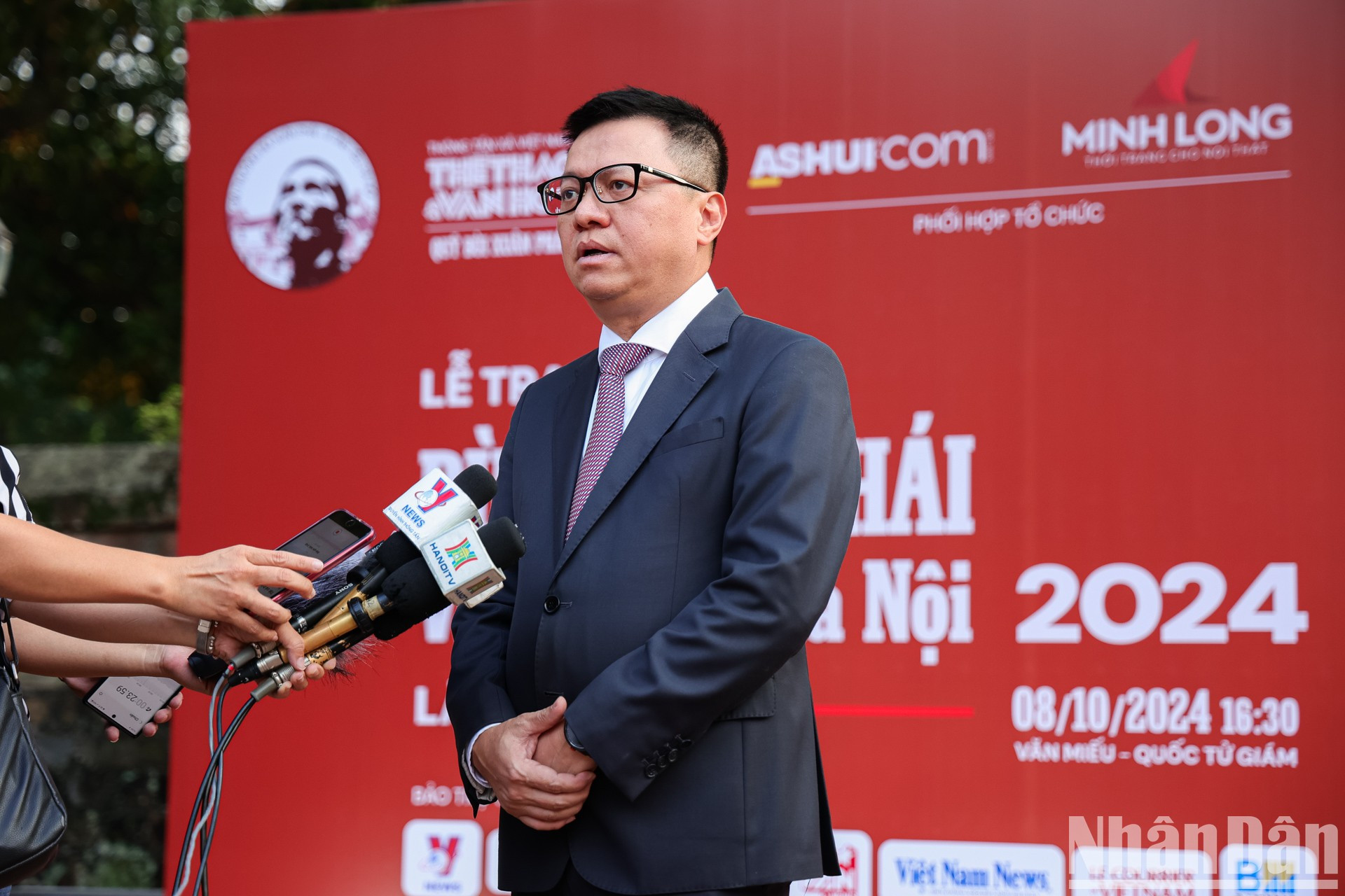 Le Quoc Minh, miembro del Comité Central del Partido Comunista de Vietnam y subjefe de su Comisión de Comunicación y Educación, presidente-editor de Nhan Dan y titular de la Asociación de Periodistas del país, se entrevista con la prensa. Le Quoc Minh, miembro del Comité Central del Partido Comunista de Vietnam y subjefe de su Comisión de Comunicación y Educación, presidente-editor de Nhan Dan y titular de la Asociación de Periodistas del país, se entrevista con la prensa.