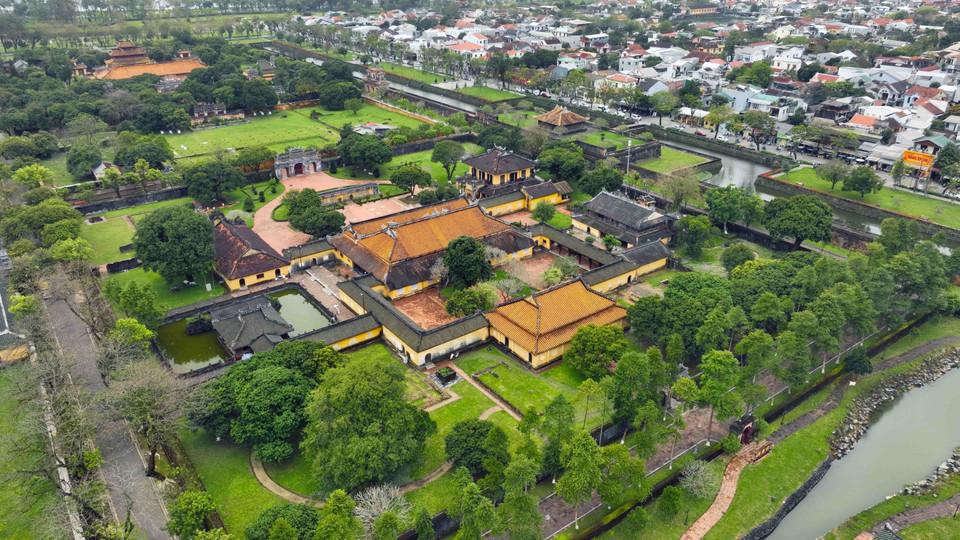 El Palacio de Dien Tho, parte del Complejo de Monumentos de Hue, fue la residencia de las Reinas Madres y Grandes Reinas Madres durante aquel período. Es una de las construcciones arquitectónicas más singulares que aún se conservan casi intactas hasta el día de hoy. El Palacio de Dien Tho, parte del Complejo de Monumentos de Hue, fue la residencia de las Reinas Madres y Grandes Reinas Madres durante aquel período. Es una de las construcciones arquitectónicas más singulares que aún se conservan casi intactas hasta el día de hoy.