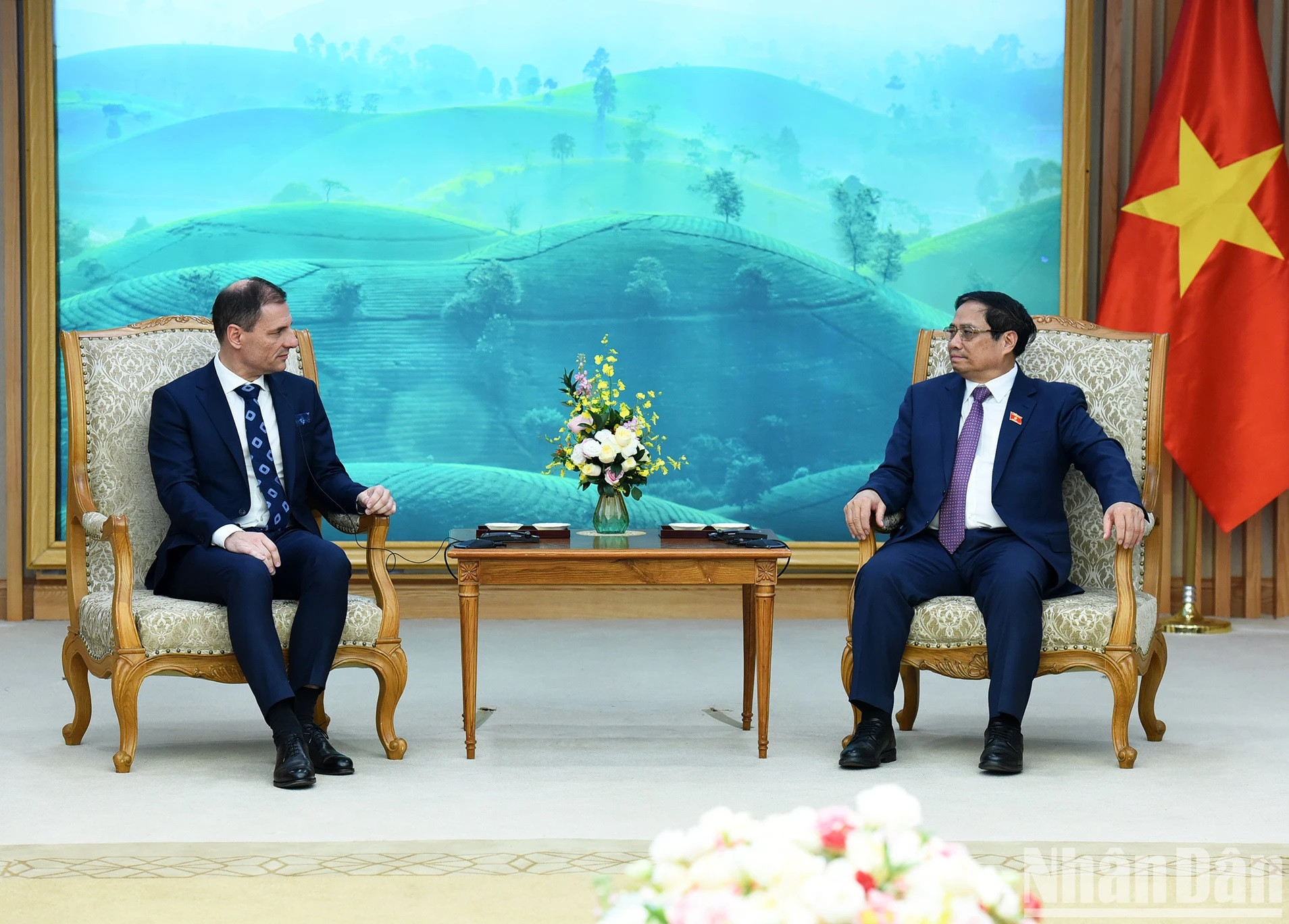 El primer ministro de Vietnam, Pham Minh Chinh, se reúne con el titular de Justicia de Hungría, Tuzson Bence.