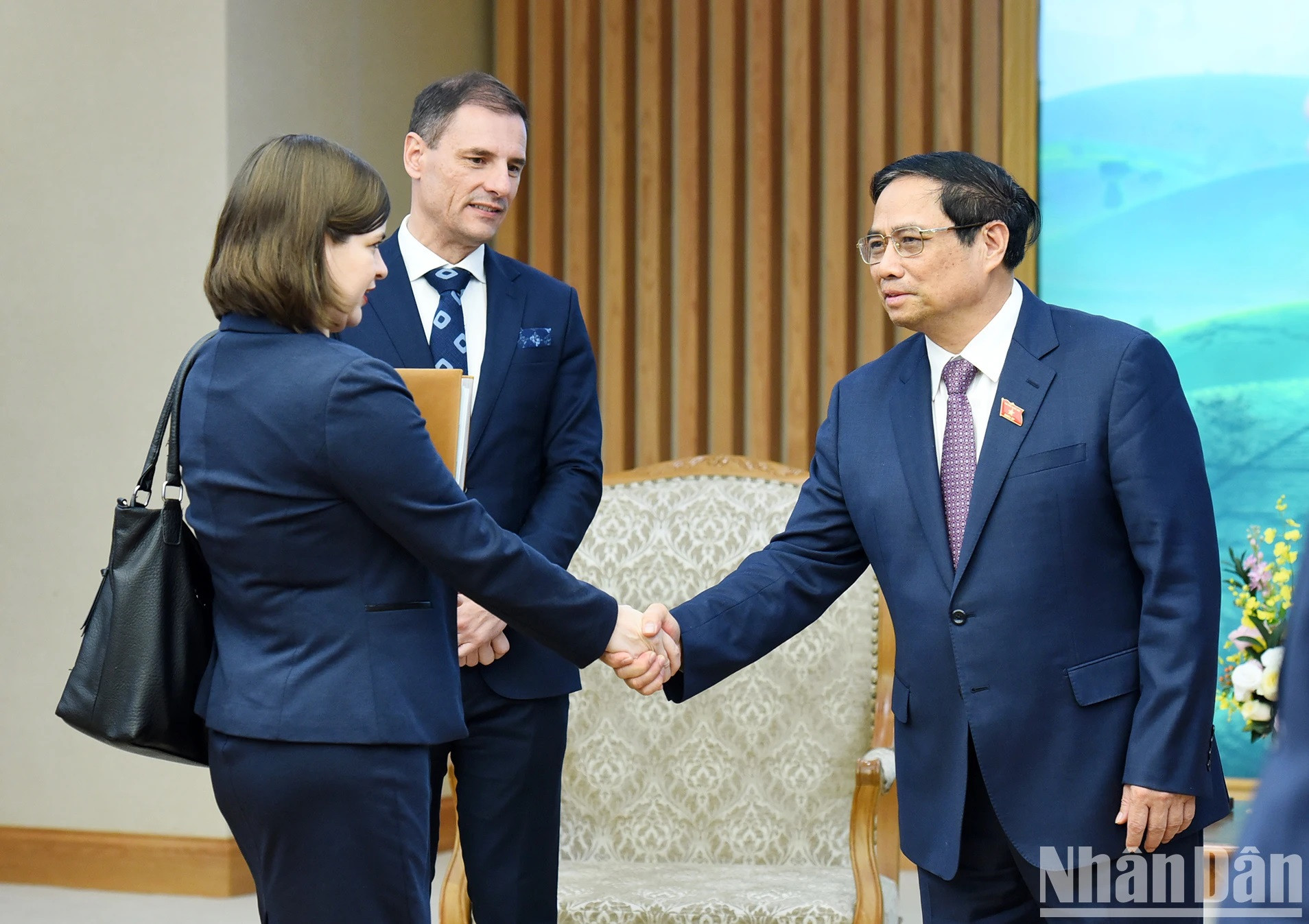 El premier vietnamita recibe a miembros de la delegación húngara.