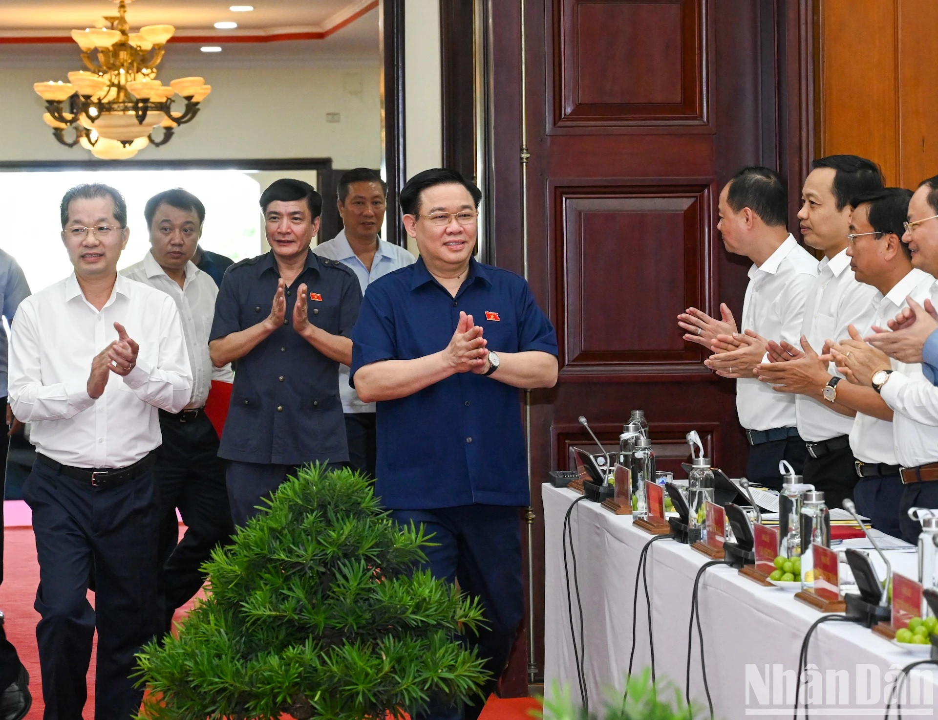 El dirigente parlamentario llega a la sala de reuniones.