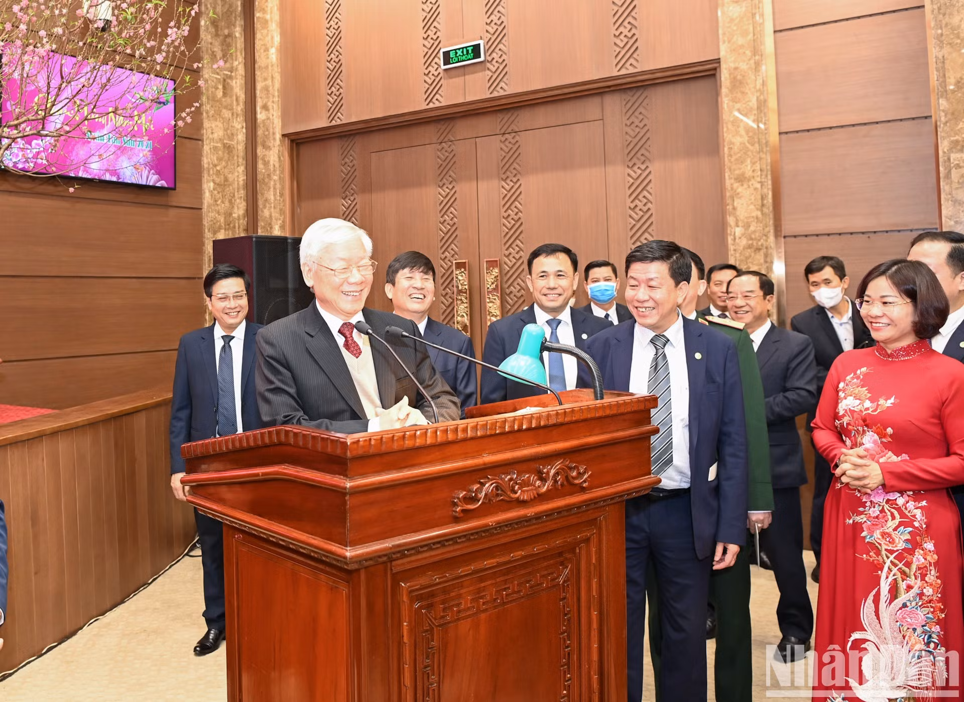 En una atmósfera jubilosa por el 91 aniversario de la fundación del Partido y el Año Nuevo Lunar del Búfalo 2021, así como en saludo al éxito del XIII Congreso Nacional de esa formación política, el secretario general del Partido y presidente del país, Nguyen Phu Trong, visita el 11 de febrero, o el 30 de diciembre lunar, la sede del Comité partidista en Hanói.
