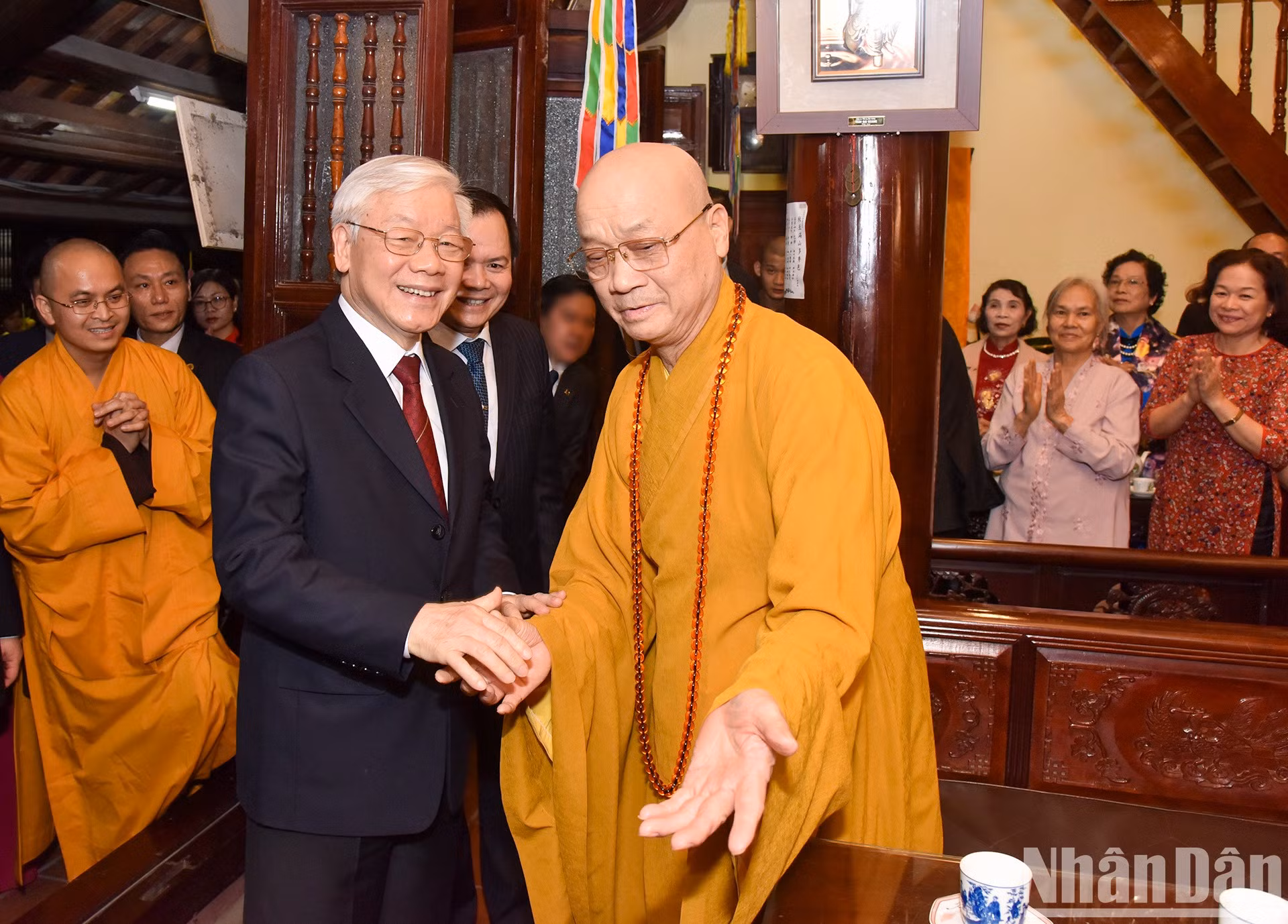 El secretario general Nguyen Phu Trong realiza visitas a varias fuerzas estacionadas en Hanói y una ofrenda de incienso en la pagoda de Tran Quoc y el templo de Quan Thanh, el 4 de febrero de 2019, en vísperas de ese Año Nuevo Lunar del Cerdo.