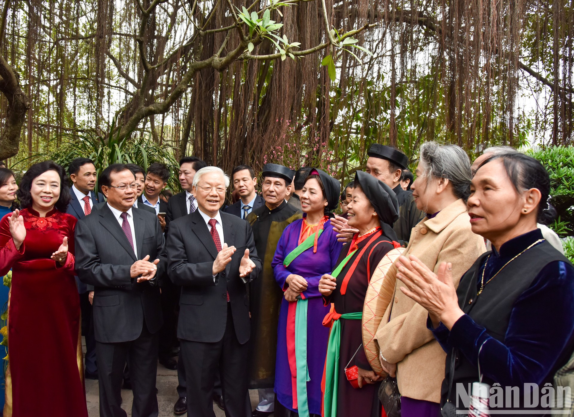 El secretario general Nguyen Phu Trong congratula por el Tet a los ciudadanos en el área del templo de Ngoc Son.