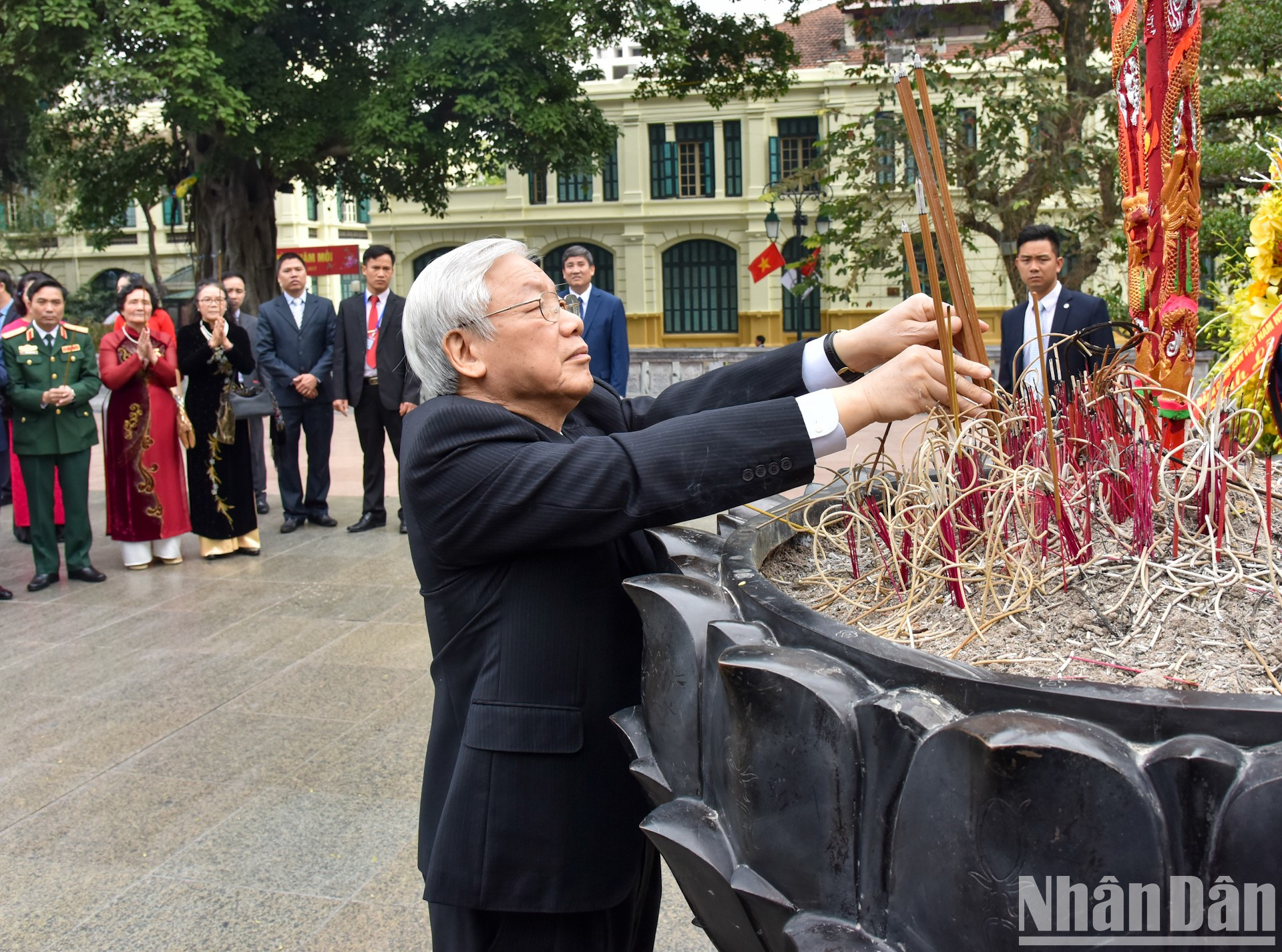 El secretario general Nguyen Phu Trong coloca inciensos ante la estatua del emperador Ly Thai To (974-1028), fundador de Thang Long-Hanói.