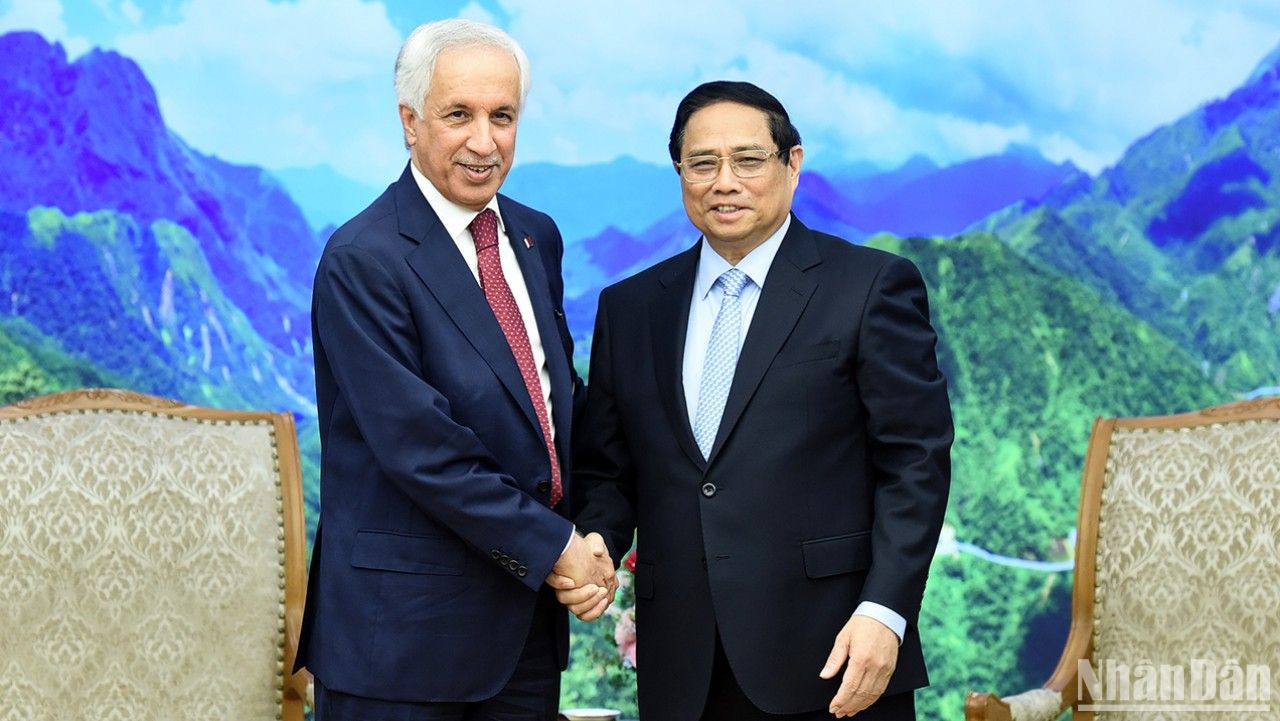 El primer ministro de Vietnam, Pham Minh Chinh (derecha), y el ministro de Estado para los Asuntos Exteriores de Catar, Soltan Bin Saad Al-Muraikhi. El primer ministro de Vietnam, Pham Minh Chinh (derecha), y el ministro de Estado para los Asuntos Exteriores de Catar, Soltan Bin Saad Al-Muraikhi.