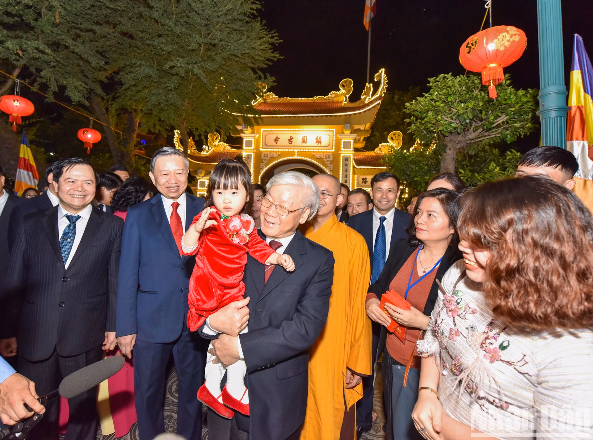 El dirigente partidista y capitalinos en la pagoda de Tran Quoc.