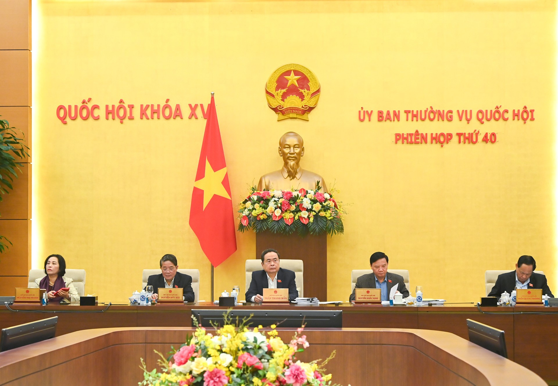 El presidente de la Asamblea Nacional, Tran Thanh Man, y los vicepresidentes del órgano. El presidente de la Asamblea Nacional, Tran Thanh Man, y los vicepresidentes del órgano.
